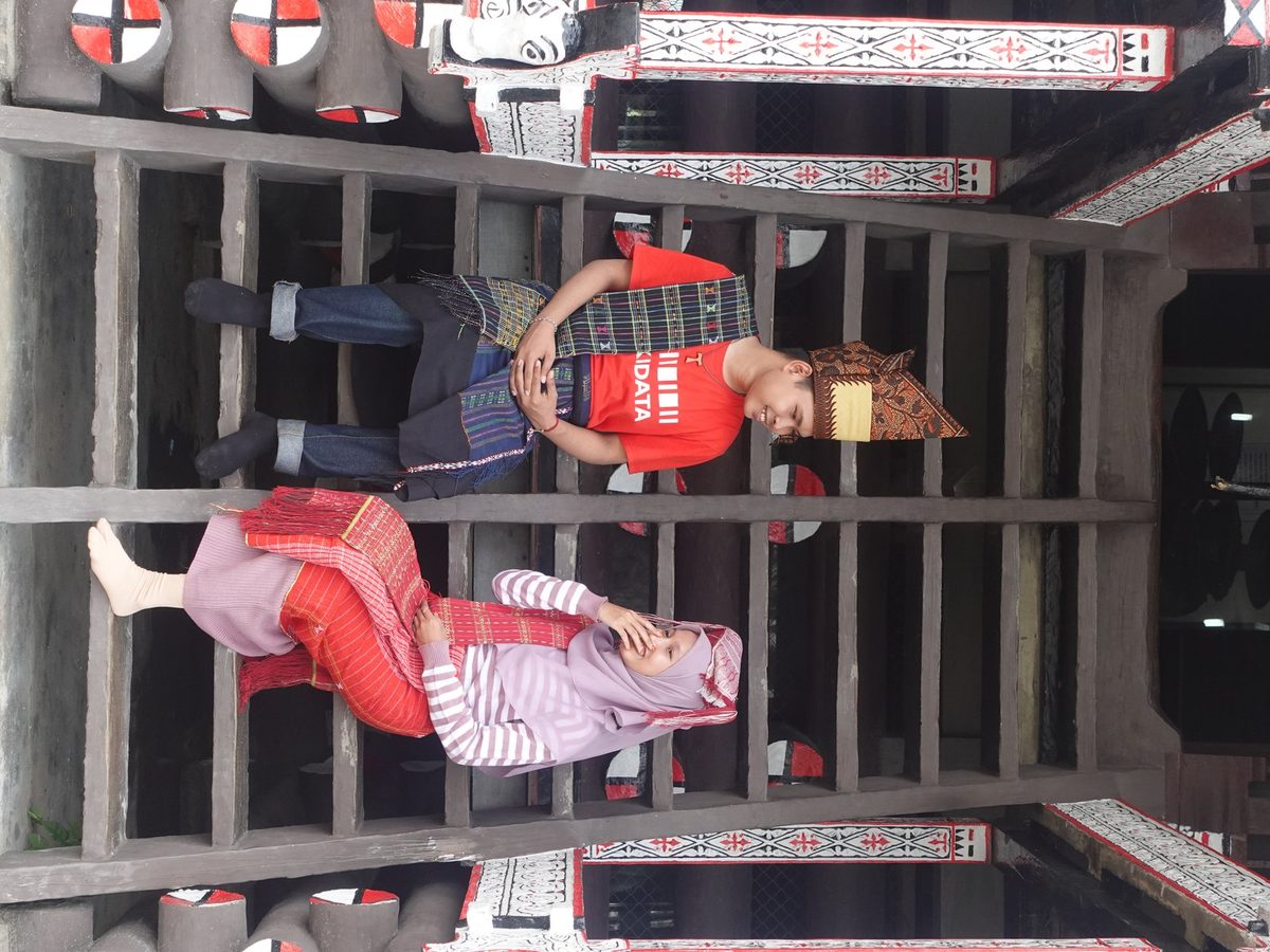 Pakaian adat Batak dari kain ulos di depan Museum Simalungun