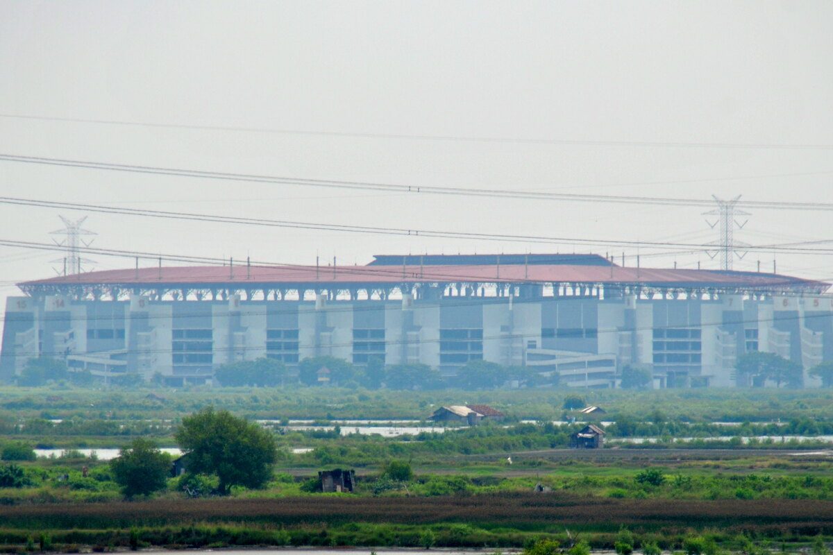 Foto arsip Stadion Gelora Bung Tomo dari kejauhan pada 1 April 2017, bukan dokumentasi laga Persebaya melawan PSS tahun 2026