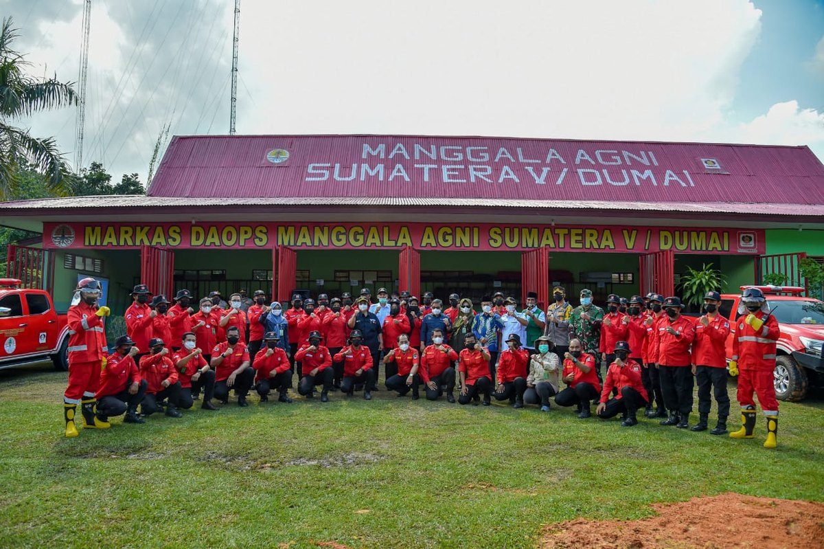 Manggala Agni di Dumai, 21 April 2021. Ilustrasi arsip petugas pengendalian kebakaran; bukan foto polisi hutan baru atau perekrutan 2026.