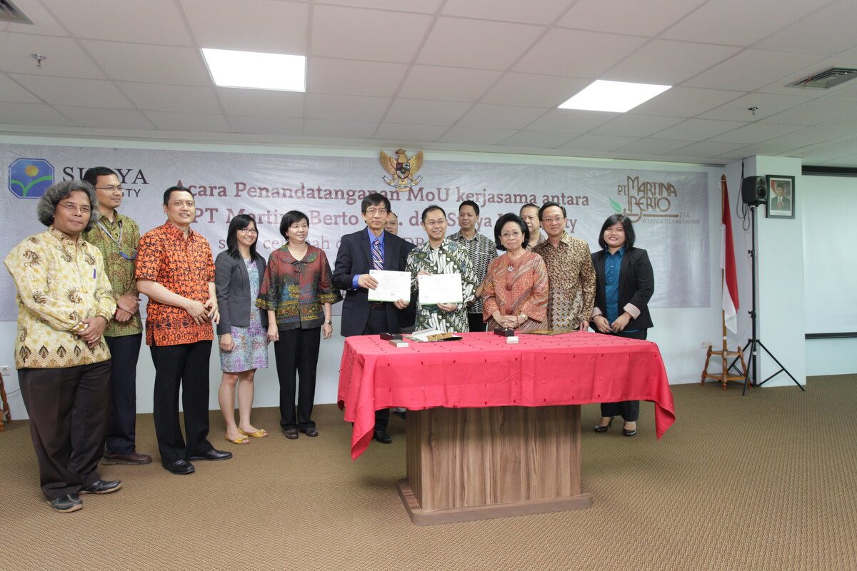 Martha Tilaar bersama peserta kegiatan kolaborasi riset Surya University pada 3 Juni 2014; foto arsip, bukan suasana rumah duka.