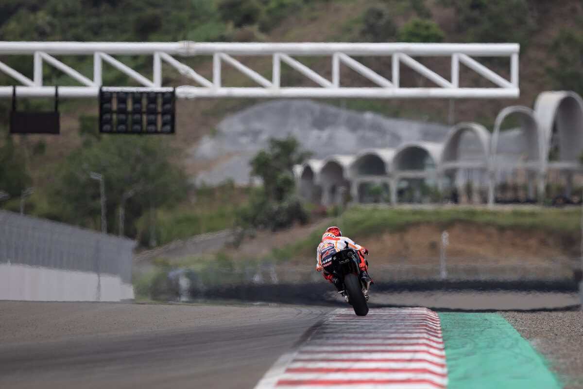 Foto arsip: Marc Márquez melaju di lintasan lurus Sirkuit Mandalika saat tes pramusim MotoGP pada 12 Februari 2022.