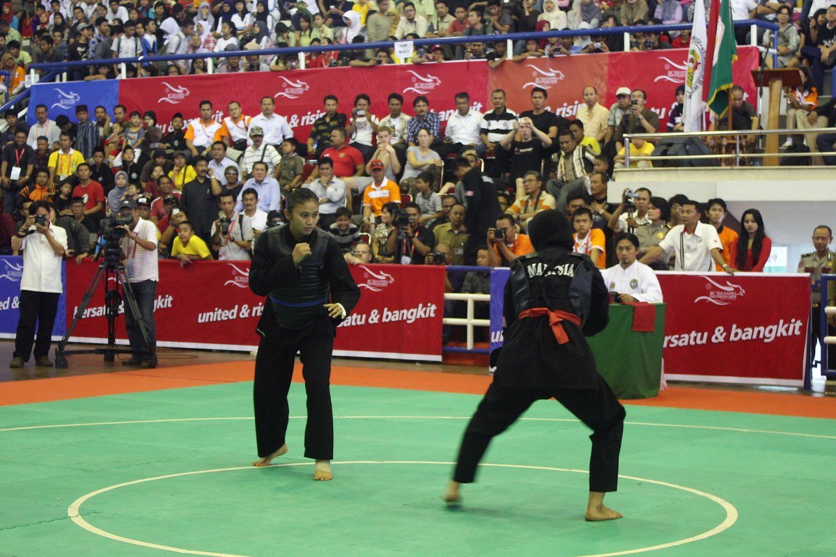 Arsip SEA Games 2011: Amelia Roring dari Indonesia menghadapi Siti Rahmah Mohamed Nasir dari Malaysia pada final pencak silat putri kelas E di Jakarta. Bukan dokumentasi pertandingan yang diberitakan.