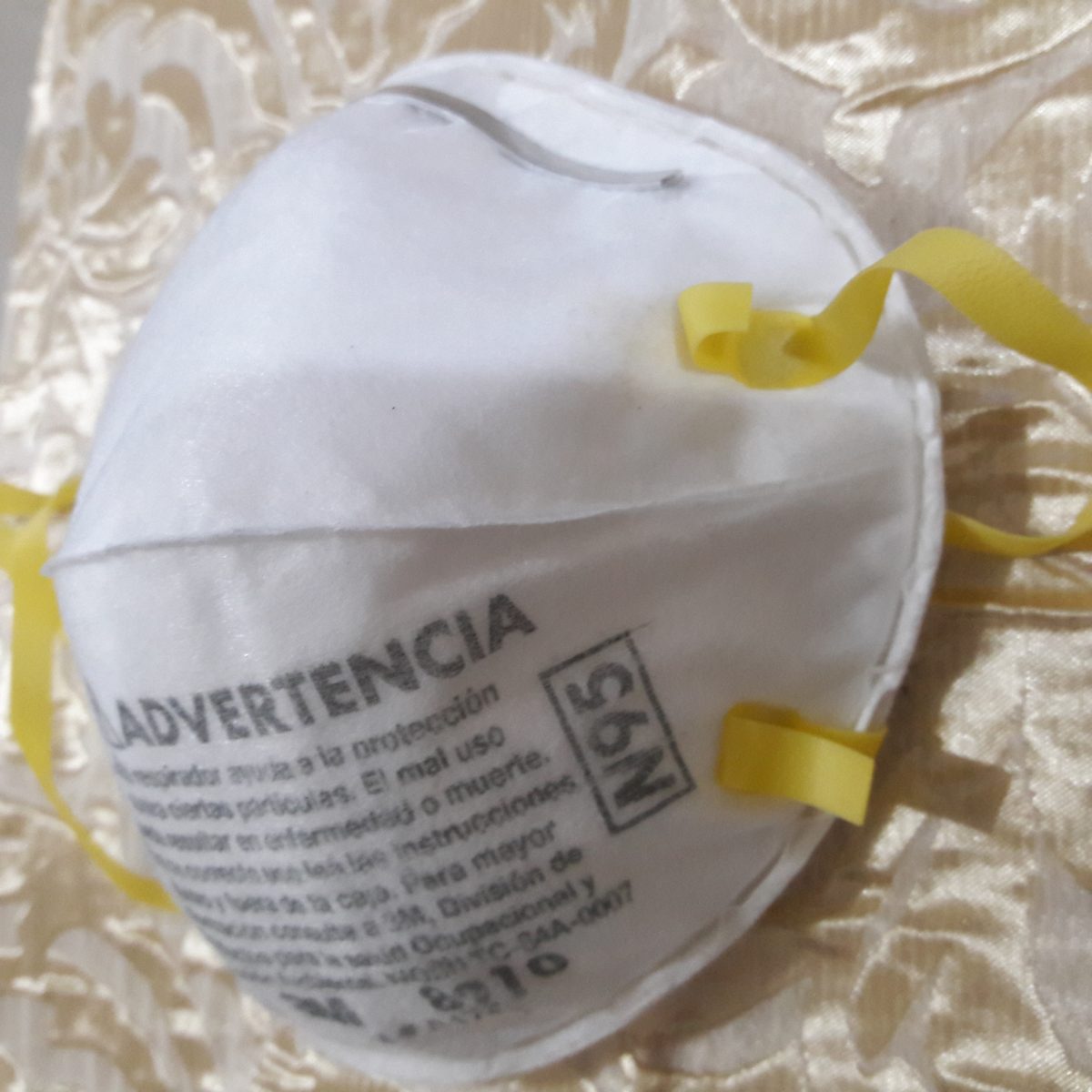 Foto arsip respirator N95 bertali kuning sebagai ilustrasi alat pelindung, bukan dokumentasi bantuan karhutla 2026