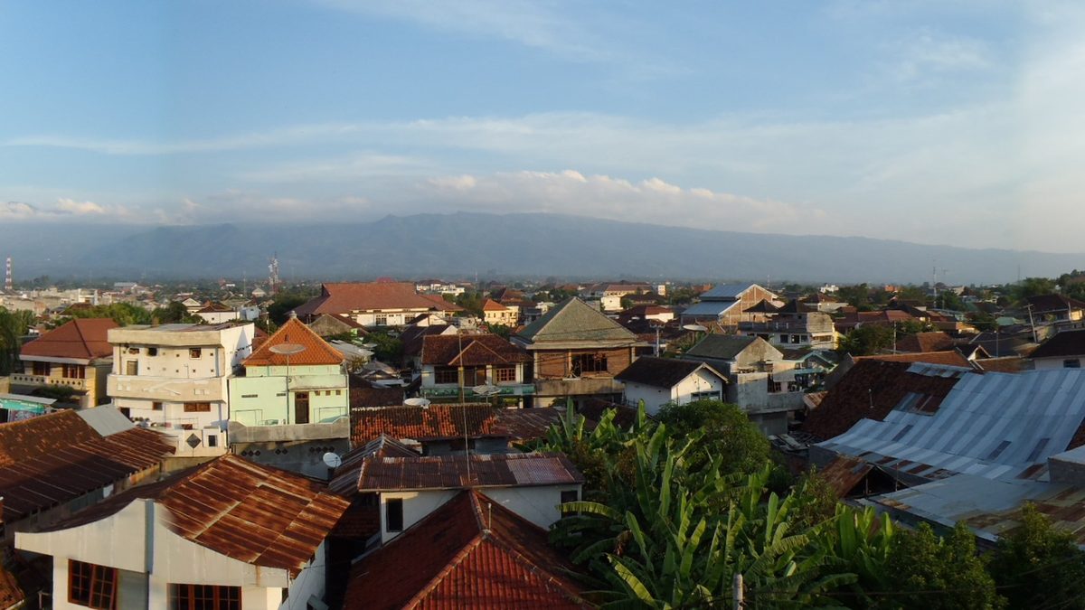 Foto arsip panorama Singaraja dari Kampung Bugis, 5 Juni 2012. Ilustrasi kota tempat Undiksha berada, bukan foto kampus atau kegiatan FIKSI 2026. Foto: Drbrucepk / Wikimedia Commons, CC BY-SA 3.0.